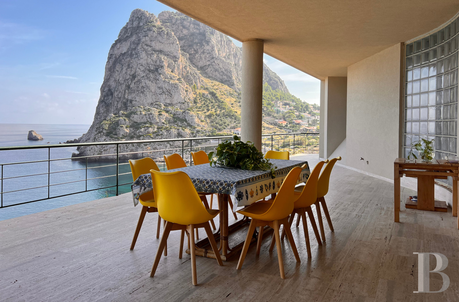 En Sicile, à l’est de Palerme, une maison d’inspiration moderniste en balcon sur la mer - photo  n°8
